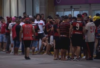 Torcedores do Flamengo comemoram aglomerados e sem máscara - Veja fotos