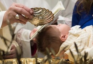 Bebê de seis semanas morre durante batismo após ser mergulhado três vezes em água benta