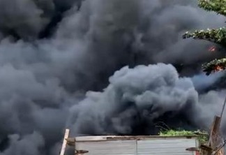 Incêndio atinge sucata no bairro do José Américo