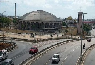 PRIMEIRO DIA DE VACINAÇÃO DRIVE THRU: fila de carros se forma no Ronaldão e no Centro de Convenções, em João Pessoa