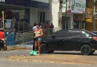 EM CAJAZEIRAS: Mulher fica pelada em frete a Caixa Econômica e grita em forma de protesto