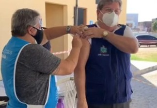 Aos 67 anos, João Azevêdo toma a primeira dose da vacina contra a Covid-19: "Emoção e expectativa" - VEJA VÍDEO
