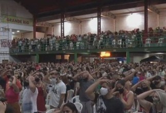 Culto religioso provoca aglomeração em quadra de escola de samba no Rio de Janeiro