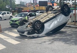 Padre perde controle de carro após colisão e veículo capota em Campina Grande