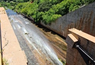 Após 18 anos, açude de Engenheiro Ávidos abre as comportas e libera água para manancial de São Gonçalo - VEJA VÍDEO