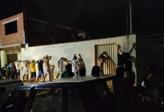 Polícia Militar acaba com festa clandestina no Sertão e conduz participantes para a delegacia - VEJA VÍDEO