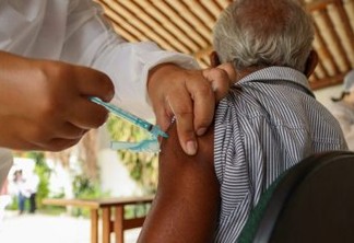 Idosos de 61 anos continuam a ser vacinados contra a Covid-19, em Campina Grande