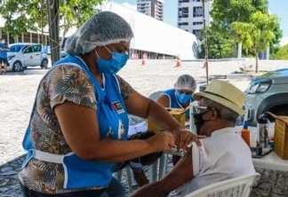 Prefeitura vacina mais de 5,2 mil idosos neste sábado; neste domingo será iniciada a imunização para pessoas com 62 anos ou mais