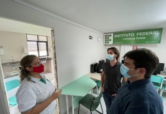 Em Areia, Eduardo critica suspensão de serviços na saúde do município e visita campus do IFPB