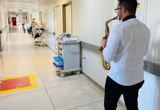 Em ação voluntária, professor leva música a pacientes internados no HU de João Pessoa - VEJA VÍDEOS