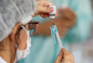 Cabedelo segue imunização aplicando 1ª e 2ª doses da Astrazeneca em pessoas acima de 60 anos e com comorbidades a partir de 58 anos