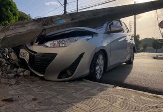 Ex-vereador de João Pessoa bate em poste ao perder controle de veículo