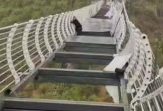 Ponte de vidro na China quebra e homem fica pendurado a 100 metros de altura - VEJA VÍDEO