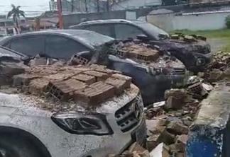 Três carros são atingidos por destroços de muro que desabou em João Pessoa - VEJA VÍDEO