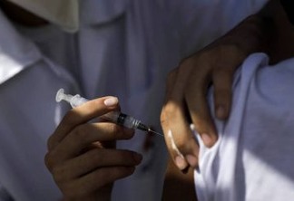 Íngua na axila após vacina contra covid é comum, diz especialista