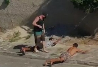 Vídeo mostra jovens sendo executados à queima roupa durante o dia - VEJA