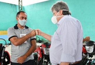 João Azevêdo entrega 19 motos a profissionais de Riachão do Poço e ressalta o trabalho do governo para garantia de emprego e renda