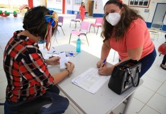 Trabalhadores da Educação de creches e pré-escolas começam a ser imunizados na cidade de Patos