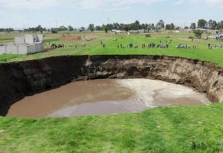 Cratera gigante assusta moradores de área agrícola no México - VEJA VÍDEO
