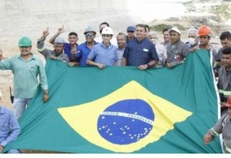 Operários fazem gesto de apoio a Lula em foto com Bolsonaro durante agenda no RN