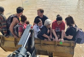 Grávida e idosa de 103 anos ilhadas são resgatadas após rio transbordar