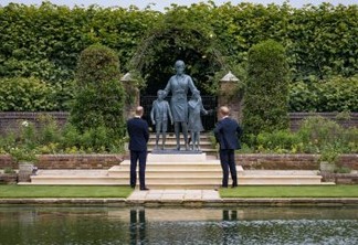 Após se evitarem publicamente, Príncipe Harry e William se encontram durante inauguração de estátua em homenagem a Lady Di 