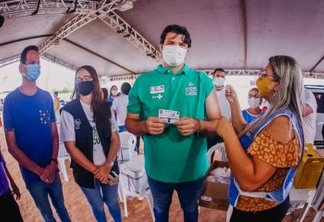 Leo destaca parceria de Cícero e João para sucesso da vacinação contra a Covid em João Pessoa