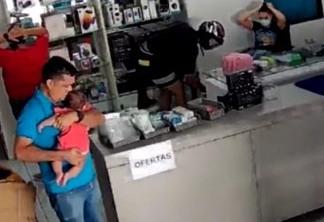 Dois homens assaltam loja em Cajazeiras e apontam arma para homem com bebê nos braços - VEJA VÍDEO