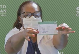 'Sou prova viva de que Coronavac é eficaz', diz 1ª pessoa vacinada no Brasil