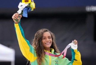 Medalha olímpica aos 13 anos e sorriso de Rayssa contribuem para debate sobre idade no esporte