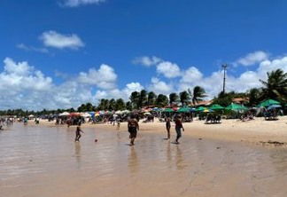 LONGE DAS MANIFESTAÇÕES: Praias de JP registram grande acúmulo de pessoas neste feriado