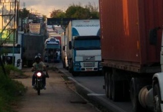 Em protesto dos caminhineiros, pista sentido João Pessoa, em Igarassu, foi bloqueada nesta manhã - VEJA VÍDEO