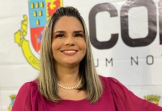 Karla Pimentel assina ordem de serviço da escola Noêmia Alves nesta quarta