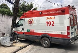 Em surto, paciente agride enfermeira do Samu, assume o controle de direção e colide ambulância em poste em Santa Rita