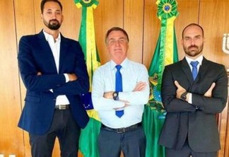 EM TOM DE DEBOCHE?! Aos risos, Bolsonaro sai em defesa de Maurício Souza após post polêmico: "Tudo é homofobia"