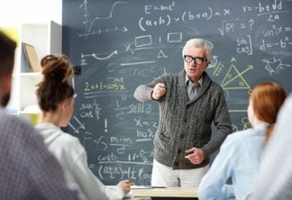 Smart professor ansqwering question of one of his students by blackboard