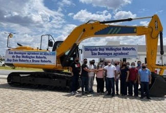 Bruno Roberto entrega máquinas escavadeiras hidráulicas em mais dois municípios da Paraíba