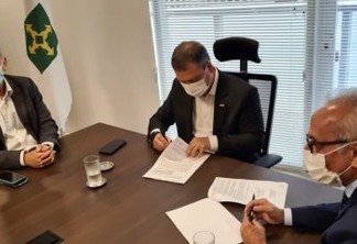Aguinaldo Ribeiro participa de assinatura de contrato que oficializa empréstimo de R$ 100 milhões para obras de infraestrutura em JP