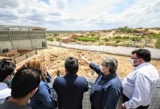 João Azevêdo entrega obras de pavimentação, quadra de esporte e inspeciona reforma de escola e construção de ginásio em Pocinhos
