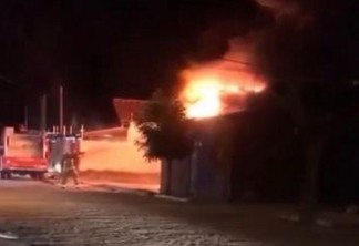Incêndio atinge ônibus e destrói veículos no Sertão da Paraíba