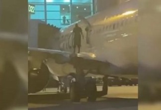 Homem abre porta de emergência e pula na asa de avião; VEJA VÍDEO