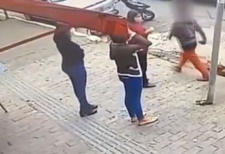 Mulher atira pedra em pedestre e assusta moradores; VEJA VÍDEO