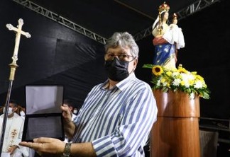 João Azevêdo recebe homenagem na Festa da Penha pelas ações adotadas na pandemia