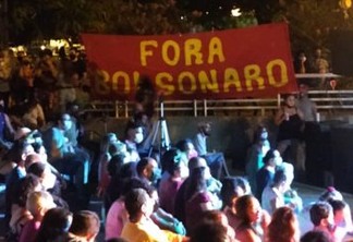 Com participação de artistas paraibanos, dezenas se reúnem em protesto contra Bolsonaro na Praça da Paz - VEJA VÍDEO 
