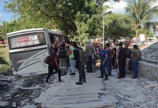 TRAGÉDIA: caminhão tomba em viaduto entre Recife e João Pessoa; motorista morre
