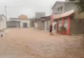 Ruas ficam alagadas após fortes chuvas serem registradas no interior da Paraíba