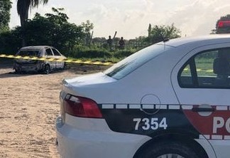 QUEIMADOS VIVOS: Polícia encontra corpos de dois homens ao lado de carro incendiado em João Pessoa