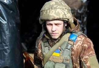 A Ukrainian serviceman is seen at a position on the front line with Russia-backed separatists near the settlement of Troitske in the Lugansk region on February 22, 2022, a day after Russia recognised east Ukraine's separatist republics and ordered the Russian army to send troops there as "peacekeepers". - The recognition of Donetsk and Lugansk rebel republics effectively buries the fragile peace process regulating the conflict in eastern Ukraine, known as the Minsk accords. Russian President recognised the rebels despite the West repeatedly warning him not to and threatening Moscow with a massive sanctions response. (Photo by Anatolii STEPANOV / AFP)
