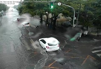 Chove 115mm nas últimas 12h e ruas ficam alagadas na manhã deste sábado em João Pessoa