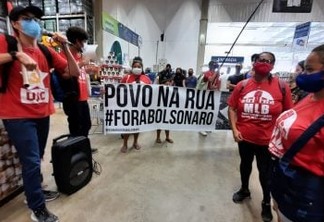 No supermercado Assaí, em João Pessoa, grupo protesta contra a fome no Brasil e pede o fim do governo Bolsonaro - VEJA VÍDEO